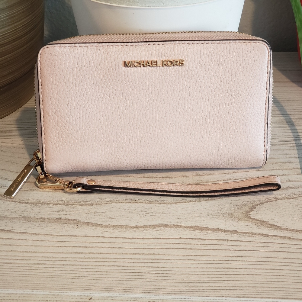 Michael kors Light pink wallet zip zipper